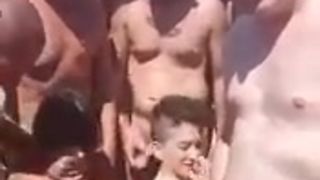 Greis 26 gang in spiaggia