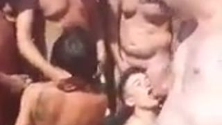 Greis 26 gang in spiaggia