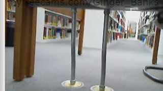 Ginger_Banks Biblioteca jugando con su dildo.
