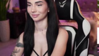 Linda_Warners looking sexy sexy sexy!