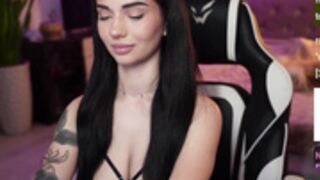 Linda_Warners looking sexy sexy sexy!
