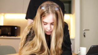 COMATOZZE/Une_secrétaire_aux_gros_seins_a_échoué_dans_s 2