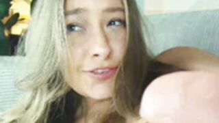x_lily_x play pussy