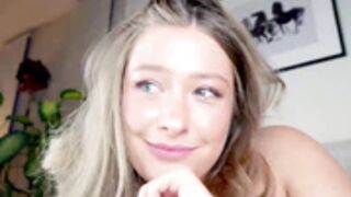 x_lily_x play pussy