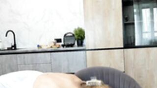 poople_18 flooora_0 2025-08-07 gg flashing and kissing