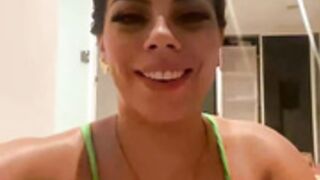 Lizbeth Rodríguez jacuzzi liveshow