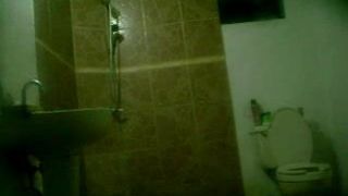 Madre eh hija espiadas banadndose