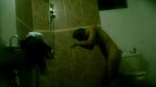 Madre eh hija espiadas banadndose