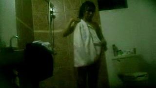 Madre eh hija espiadas banadndose