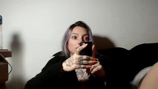 Lexitatto se masturba con un dildo