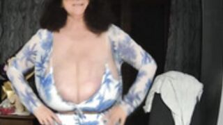 Catheirne Rowe shows off her rack