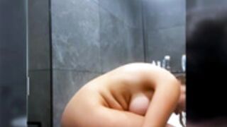 CherryEmmy en la ducha