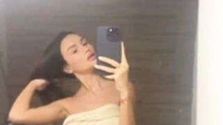 lily_collins moisterising her skin