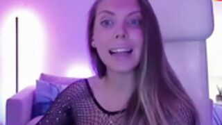 SC-Nova-Lee # 3 met tous ses doigts dans sa chatte