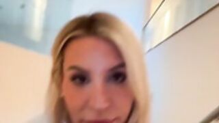 SC-Jasminesummer # se masturbe en caressant ses seins