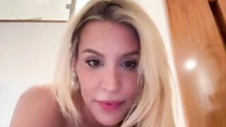 SC-Jasminesummer # se masturbe en caressant ses seins