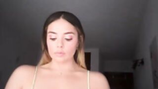 Alirawrz AKA Alisoncraft Shows her butthole