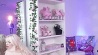 Bunnydollstella pumps her pussy and squirts