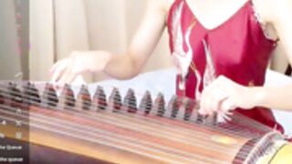 blon_kater plays the harp
