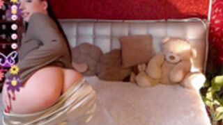 AuroraAksnesss spanks ass in public chat