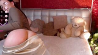 AuroraAksnesss spanks ass in public chat