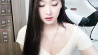 SlewVirus lets her boobs loose (not private show)