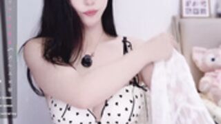 Yoyuyuy rubs pussy and boobs (not private show)