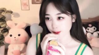 _Aimy_ rubs her bald pussy