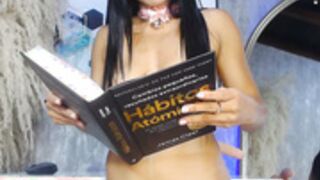 adara_lee reads atomic habits in Spainish