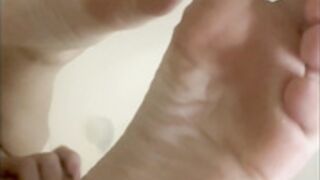 ts.luna cums then plays with and tastes it