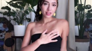 Robinmae shows her tits