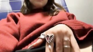 Peachy_Dream squirt in public bathroom