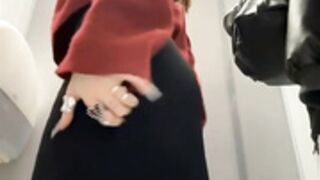 Peachy_Dream squirt in public bathroom
