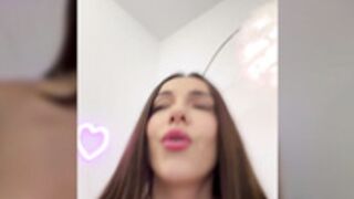 RILEYSIM88 FINGER FUCKS HER PUSSY