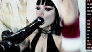 la_mazona in santa hat gives bj and retouches lipstick