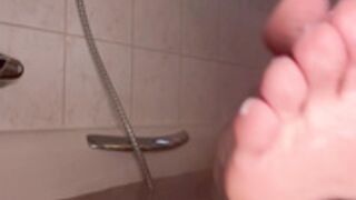 emmyfeetandsocks-join-her-in-the-bathroom