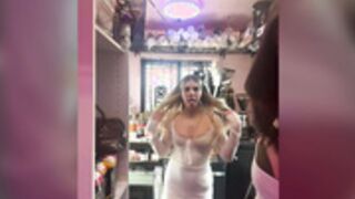 DELICIOUSSDIXIE & FRIEND FLASH RUB PUSSY IN BAR