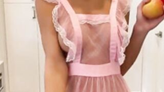 rachek c00k OF sheer apron