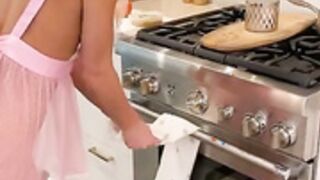 rachek c00k OF sheer apron