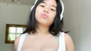 mariacueva spraying her armpits