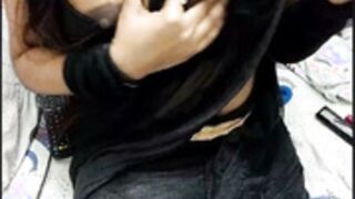 Hot bhabhi nips out bra 1