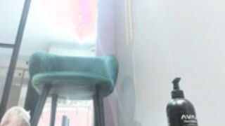 yuna_loon1 squirt then plays with milkers