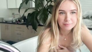 jayebunnyy in the tub