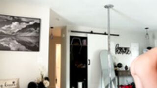 dazeydo naked in her kitchen