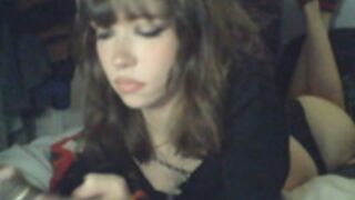 sendforesme lets her ass peak out for us