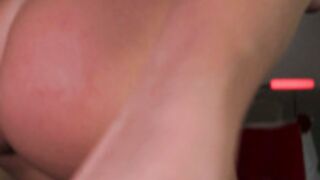 Horny slut Ella_twinkle vibes her pussy