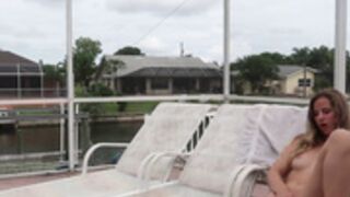 Hayleex fingers her cooch by the pool