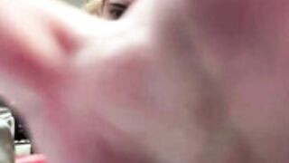 Jovencita mamando a su novio