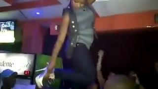 Se deznuda completamkente en una fiesta