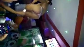 Se deznuda completamkente en una fiesta